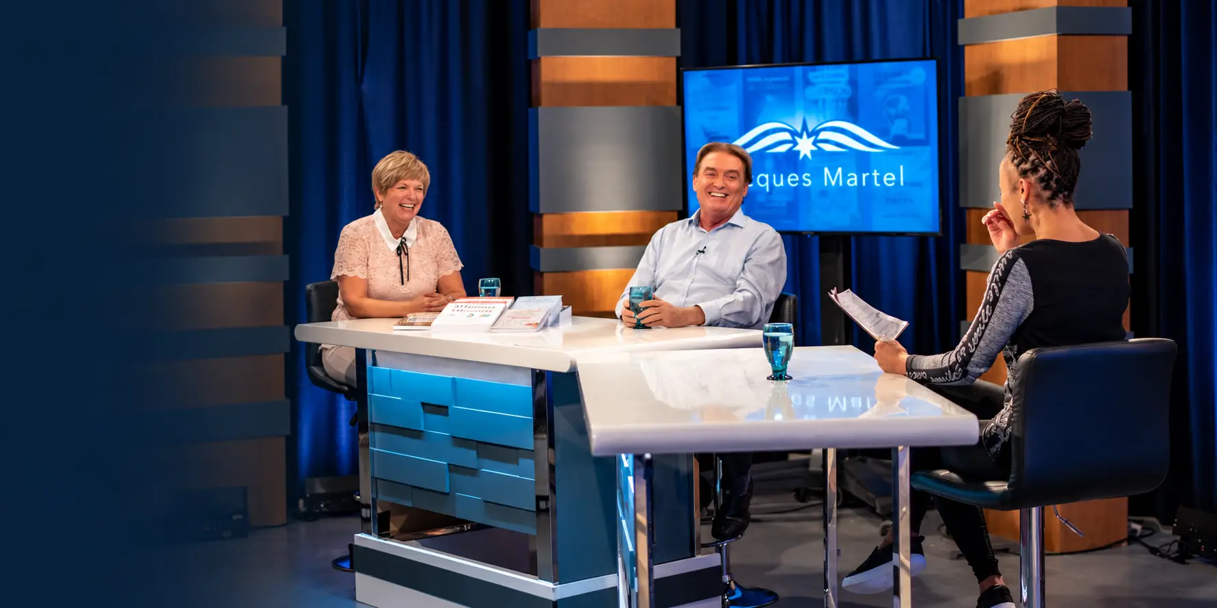 Jacques Martel et Lucie en entrevue sur un plateau de télévision.